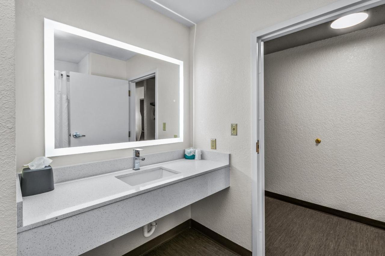 Express & By Ihg 2*